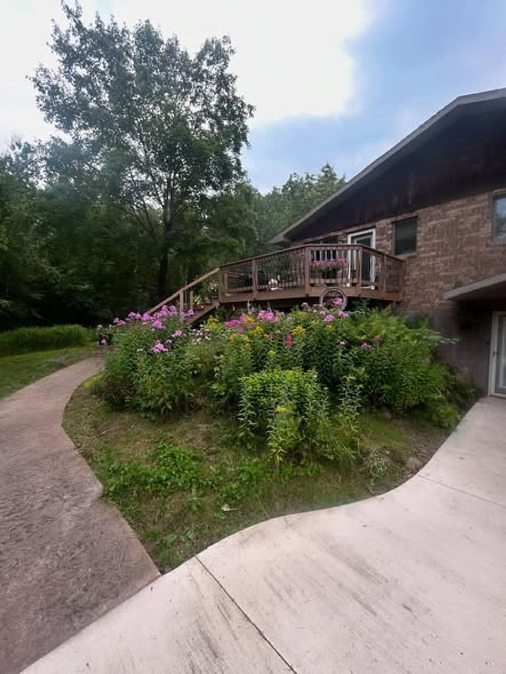 Gallery photos for Natural Stone Curb Install Cleans Up Overgrown Garden Beds: Image #4
