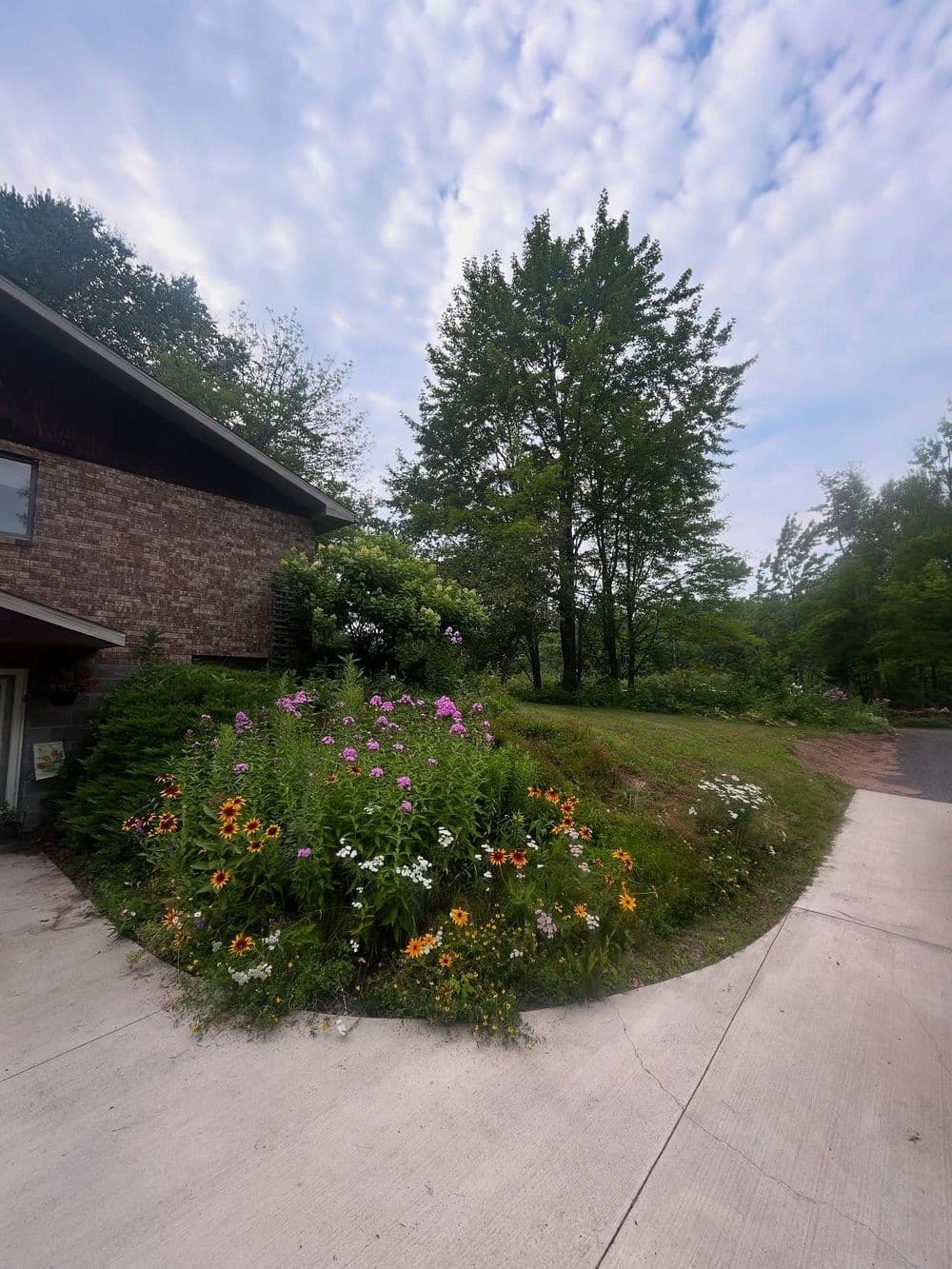 Gallery photos for Natural Stone Curb Install Cleans Up Overgrown Garden Beds: Image #5