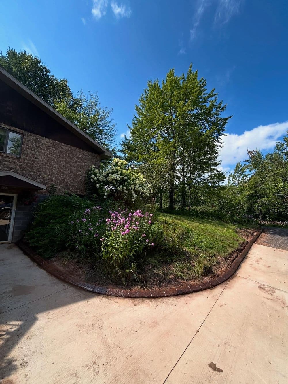 Gallery photos for Natural Stone Curb Install Cleans Up Overgrown Garden Beds: Image #1