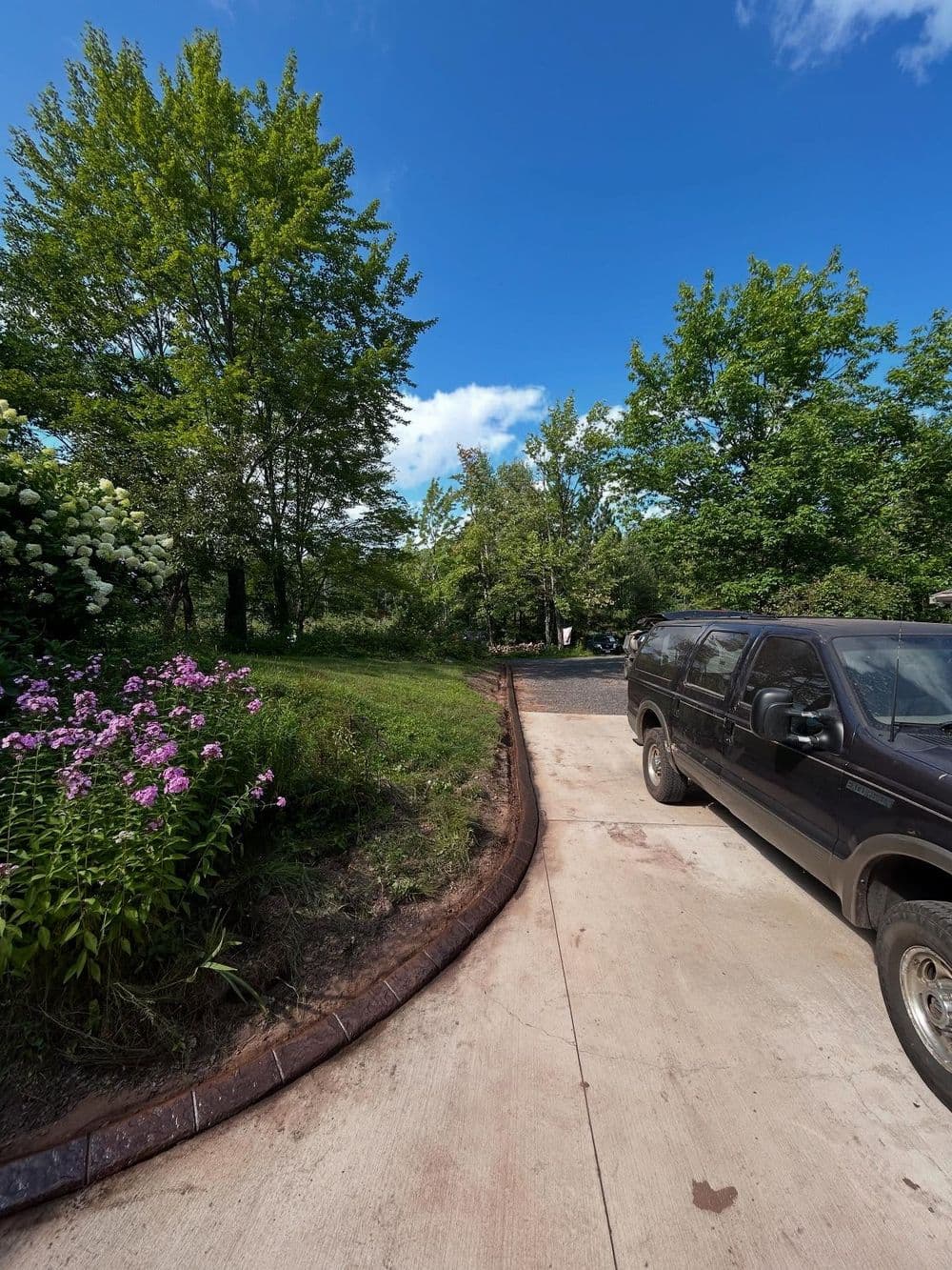 Gallery photos for Natural Stone Curb Install Cleans Up Overgrown Garden Beds: Image #2